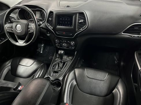Used 2019 Jeep Cherokee Latitude Plus w/ Cold Weather Group AWD/4WD image 12