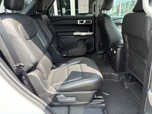 Used 2022 Ford Explorer XLT w/ Equipment Group 202A AWD/4WD image 17