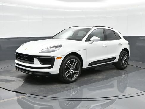 Certified 2025 Porsche Macan image 1