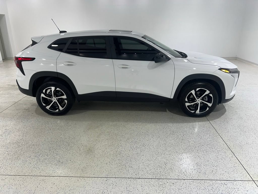 Used 2025 Chevrolet Trax RS w/ Sunroof Package FWD image 6