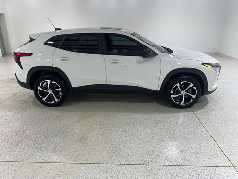 Used 2025 Chevrolet Trax RS w/ Sunroof Package FWD image 6