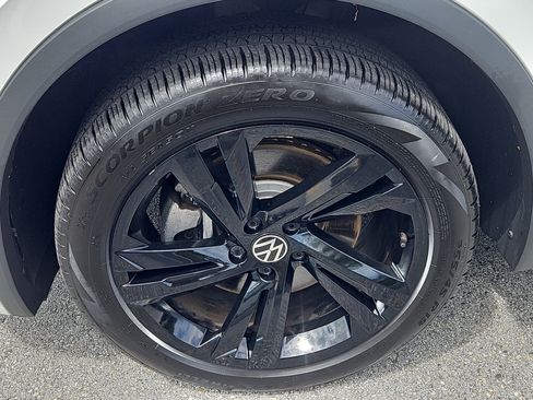 Certified 2024 Volkswagen Tiguan SE R-Line AWD/4WD image 5