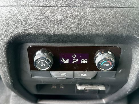 Used 2024 Chevrolet Traverse LT image 24