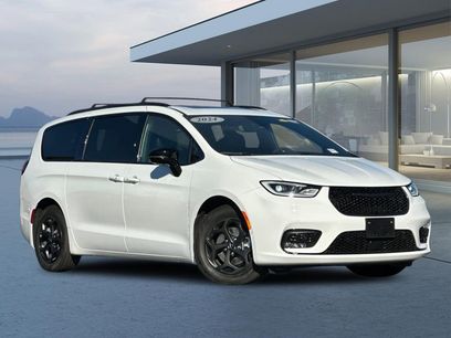 Used 2024 Chrysler Pacifica Premium