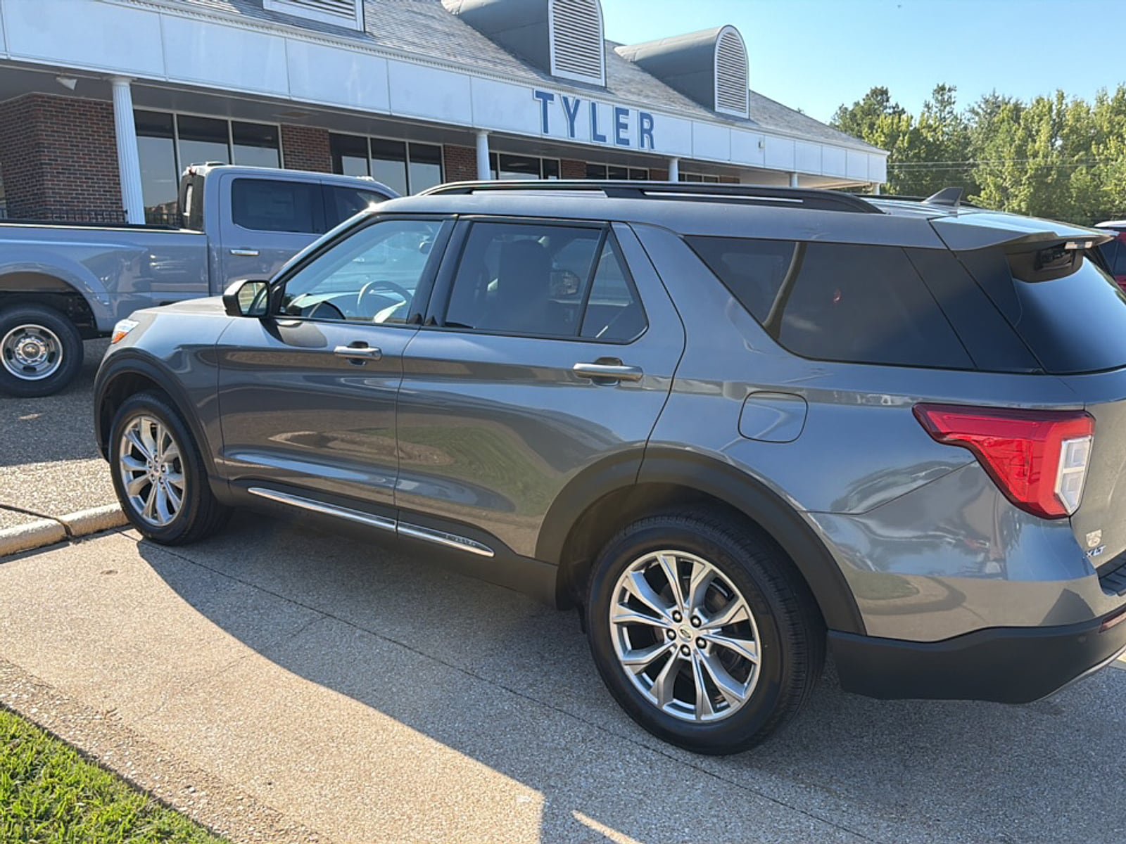 Used 2023 Ford Explorer XLT w/ Equipment Group 202A AWD/4WD image 6