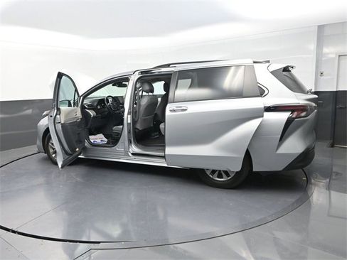 Used 2023 Toyota Sienna XLE image 29