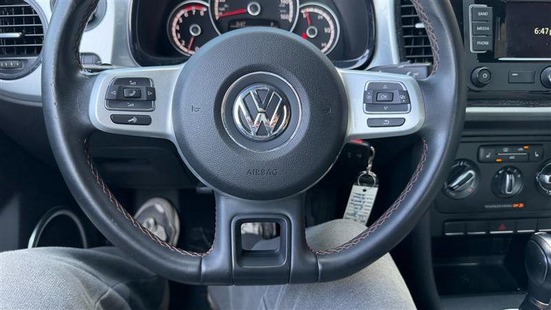 Used 2015 Volkswagen Beetle 1.8T Classic FWD image 22