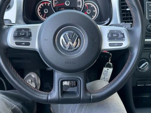Used 2015 Volkswagen Beetle 1.8T Classic FWD image 22