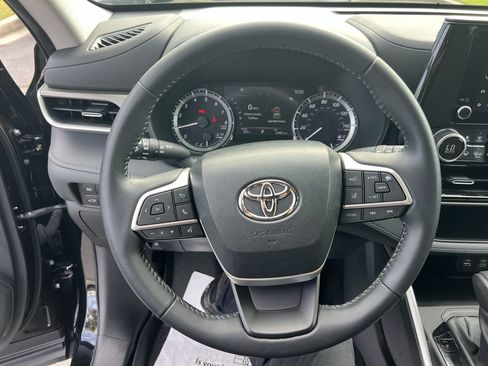 Used 2023 Toyota Highlander LE FWD image 18
