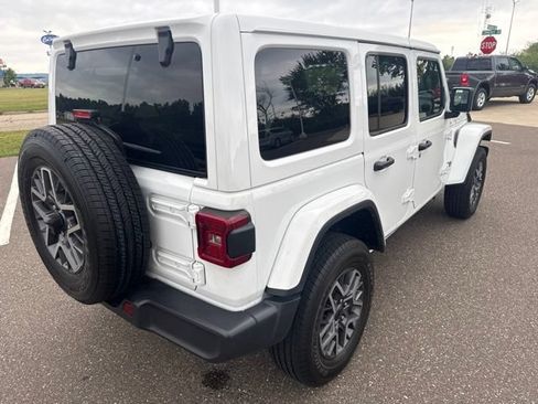 Used 2025 Jeep Wrangler Unlimited Sahara AWD/4WD image 8
