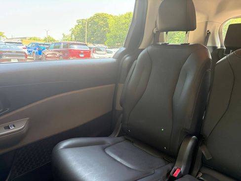 Used 2026 Kia Carnival FWD image 41