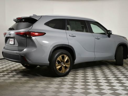 Used 2023 Toyota Highlander Bronze Edition image 4