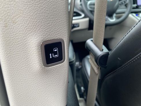Used 2023 Chrysler Pacifica Touring-L FWD image 8