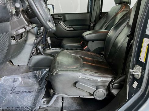 Used 2018 Jeep Wrangler Unlimited Sahara AWD/4WD image 26