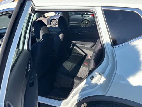Used 2018 Nissan Rogue SV FWD image 5