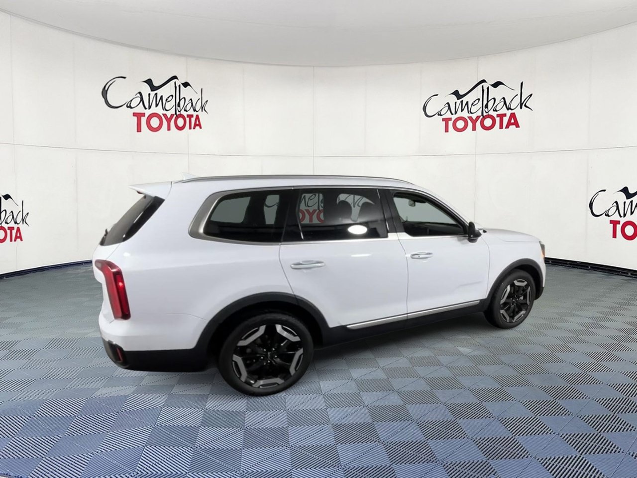 Used 2025 Kia Telluride S FWD image 3