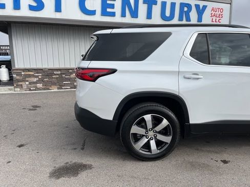 Used 2022 Chevrolet Traverse LT w/ LT Premium Package AWD/4WD image 16