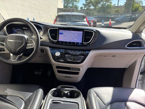 Used 2023 Chrysler Pacifica Touring-L FWD image 36