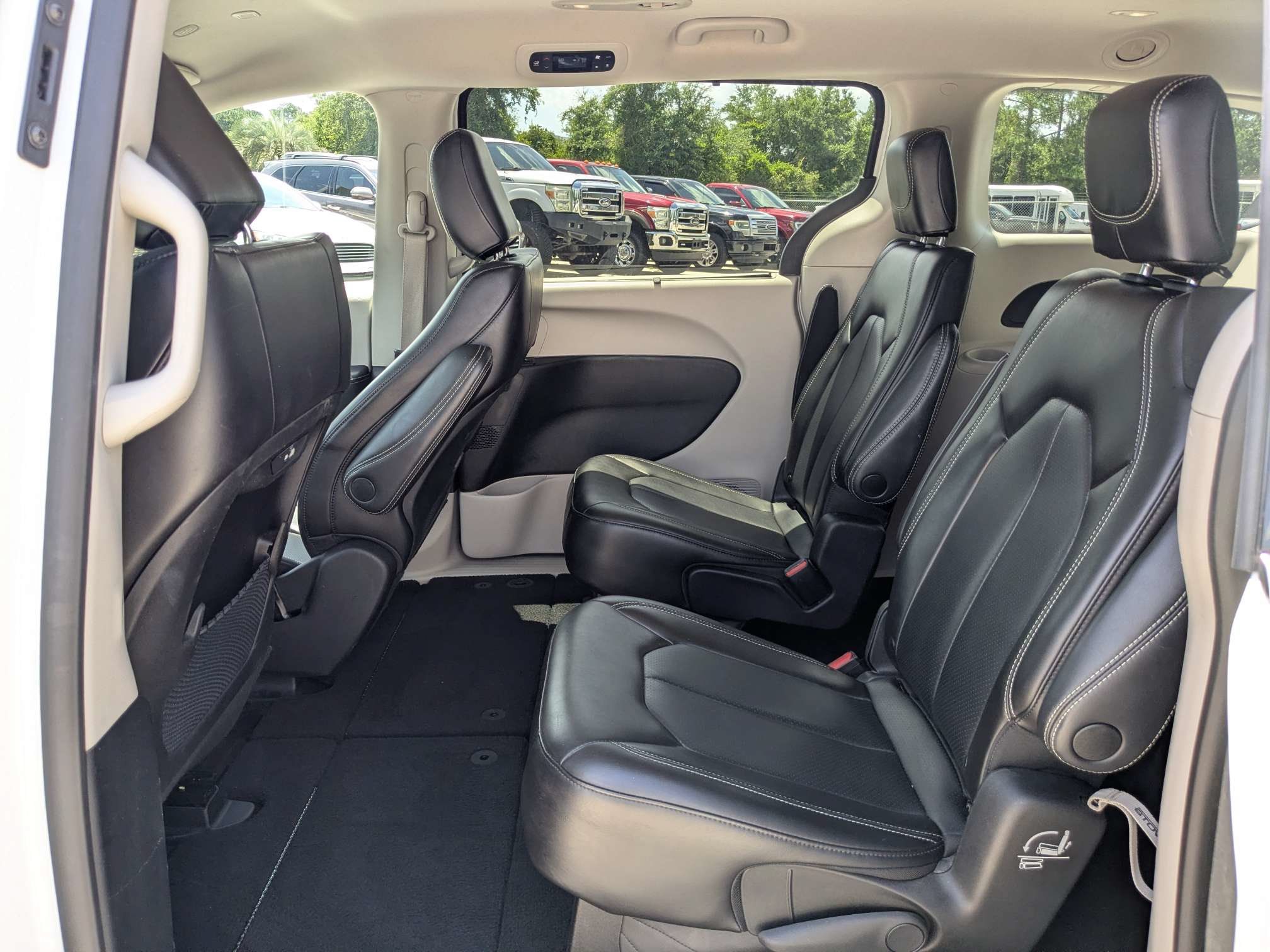Used 2023 Chrysler Pacifica Touring-L FWD image 15