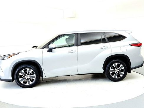 Used 2023 Toyota Highlander XLE AWD/4WD image 3