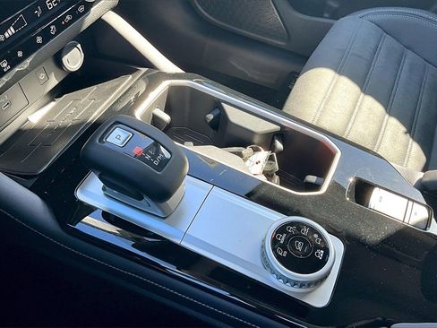 New 2025 Mitsubishi Outlander SE image 8