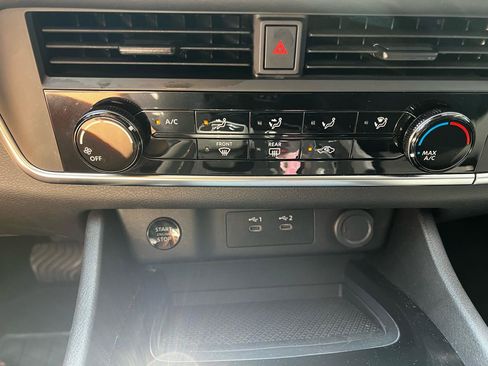 Used 2024 Nissan Rogue S AWD/4WD image 21
