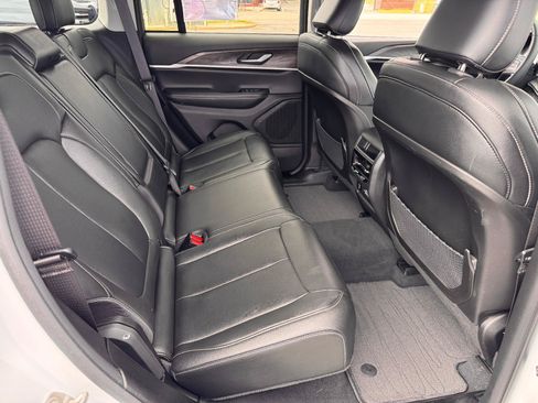 Used 2024 Jeep Grand Cherokee Limited AWD/4WD image 22