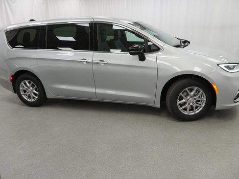 New 2026 Chrysler Pacifica Select image 9