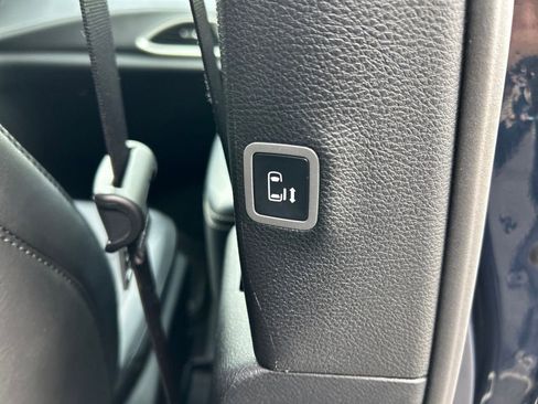Used 2025 Chrysler Pacifica Select AWD/4WD image 35
