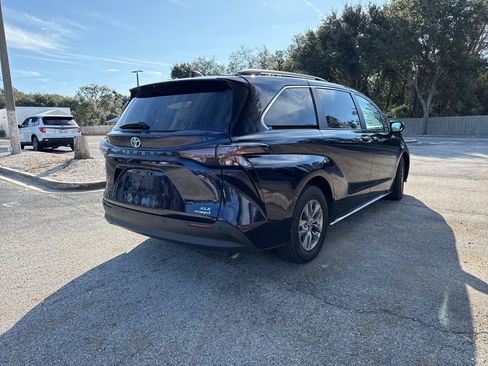 Used 2024 Toyota Sienna XLE image 5