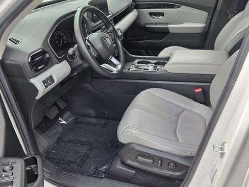 Used 2025 Honda Pilot EX-L image 11