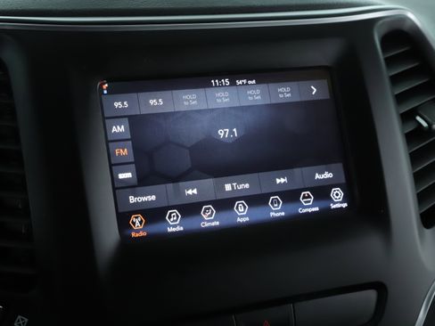 Used 2019 Jeep Cherokee Latitude Plus image 11