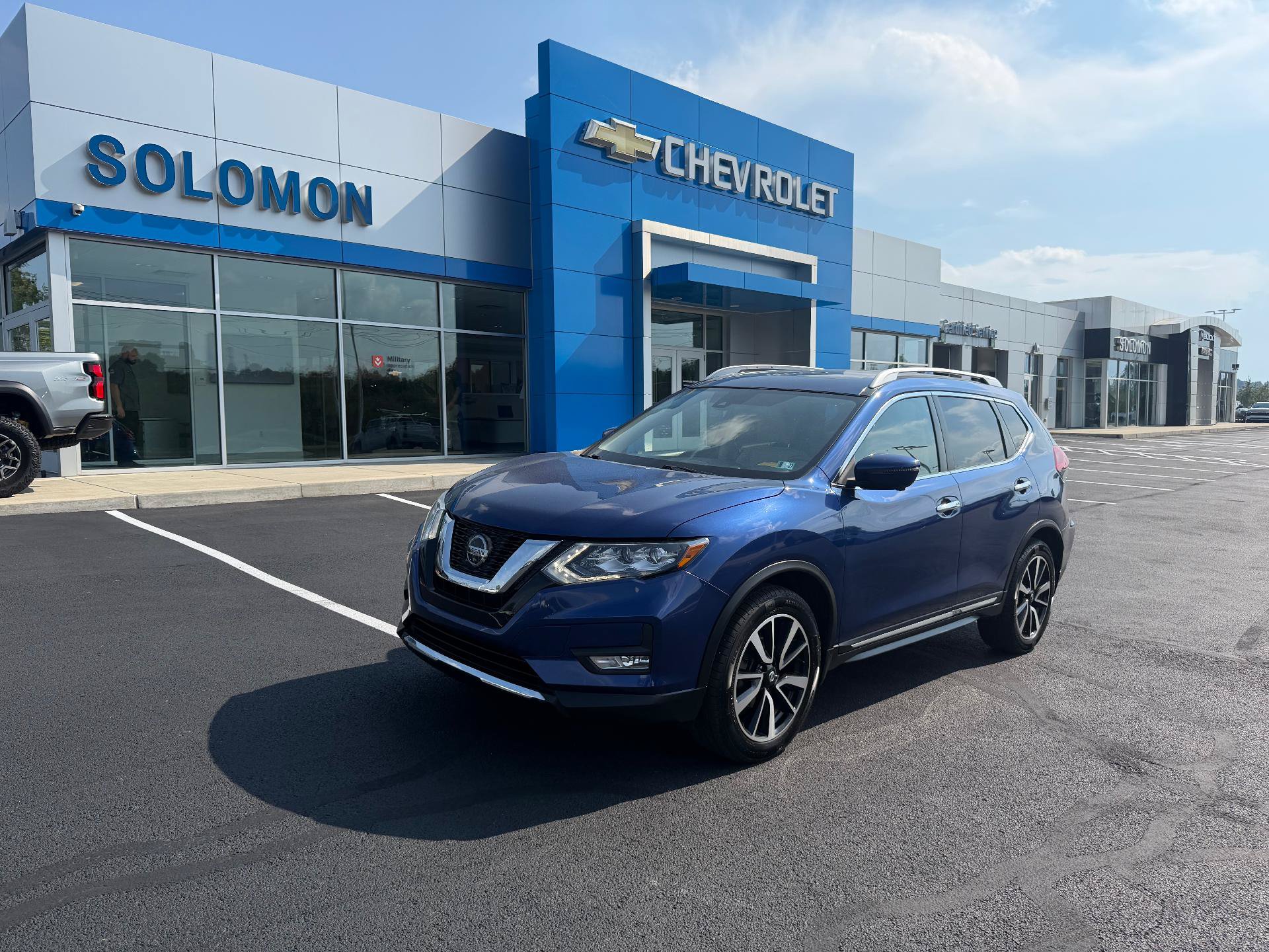 Used 2018 Nissan Rogue SL w/ Premium Package AWD/4WD image 2