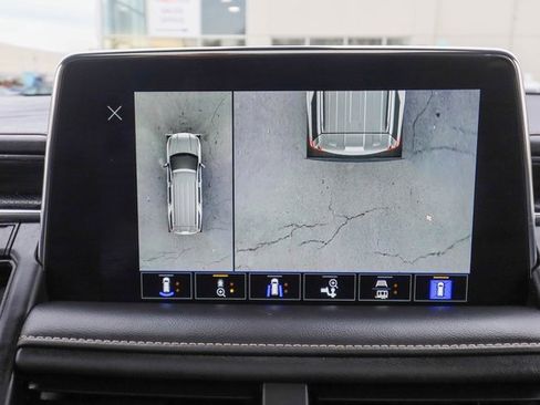 Used 2022 GMC Yukon SLT w/ SLT Premium Package image 9