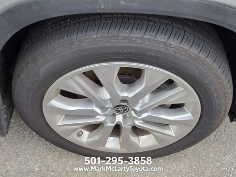 Used 2023 Toyota Highlander FWD image 10