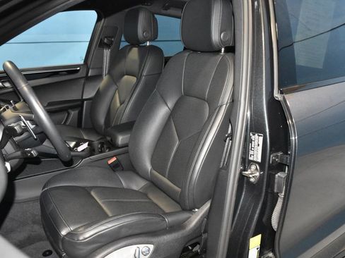 Certified 2025 Porsche Macan image 6