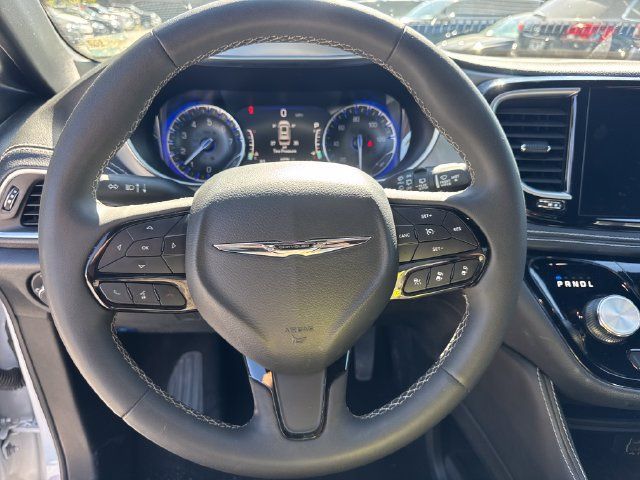 Used 2025 Chrysler Pacifica Limited FWD image 20