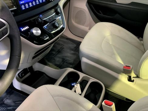 Used 2017 Chrysler Pacifica Touring image 16