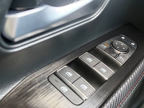 Certified 2025 Nissan Kicks SR image 28