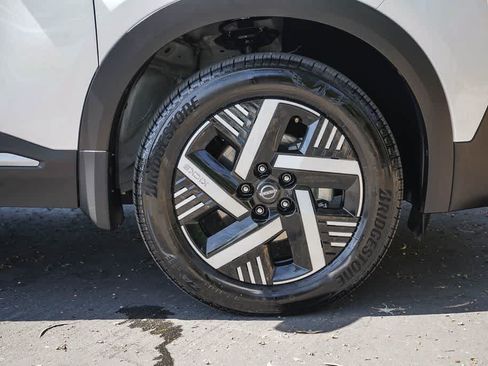 Used 2025 Nissan Kicks SV FWD image 7
