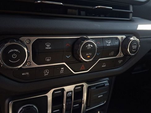 Used 2024 Jeep Wrangler Unlimited Rubicon image 16