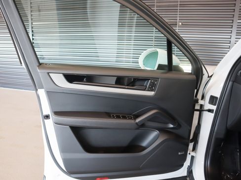 Certified 2024 Porsche Cayenne image 24