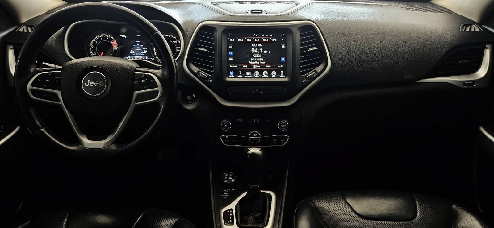 Used 2017 Jeep Cherokee Trailhawk AWD/4WD image 9