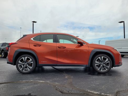 Used 2019 Lexus UX 250h w/ Accessory Package 2 AWD/4WD image 2