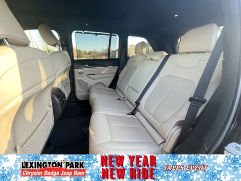 Used 2023 Jeep Grand Cherokee 4WD w/ Luxury Tech Group II image 13