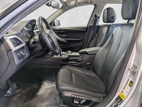 Used 2017 BMW 320i xDrive Sedan AWD/4WD image 17