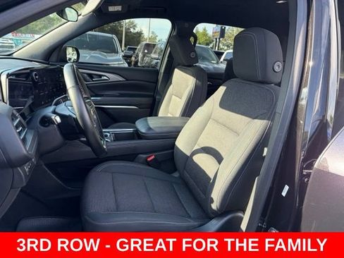 Used 2025 Chevrolet Traverse LT FWD image 14