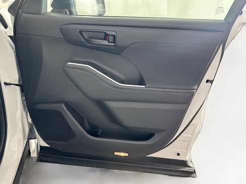 Used 2024 Toyota Highlander LE image 35