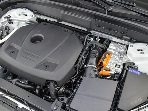 Certified 2025 Volvo XC60 T8 Plus w/ Protection Package Premier image 28