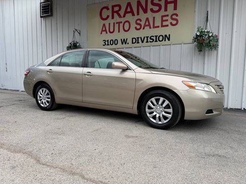Used 2009 Toyota Camry LE FWD image 2